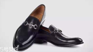 樂(lè)福鞋怎么搭配衣服 3種樂(lè)福鞋搭配指南 樂(lè)福鞋怎么搭配衣服 3種樂(lè)福鞋搭配指南