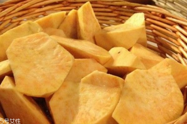 烤紅薯的皮可以吃嗎 吃要注意這些 烤紅薯的皮可以吃嗎 吃要注意這些