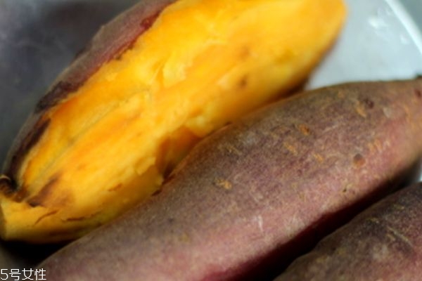 烤紅薯的皮可以吃嗎 吃要注意這些 烤紅薯的皮可以吃嗎 吃要注意這些