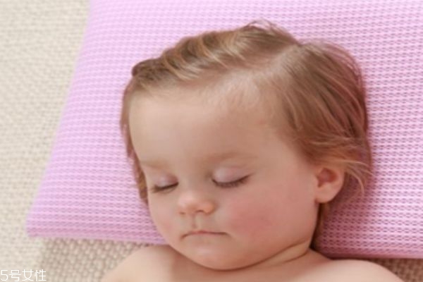 寶寶什么時(shí)候用枕頭 如何挑選寶寶用的枕頭 寶寶什么時(shí)候用枕頭 如何挑選寶寶用的枕頭