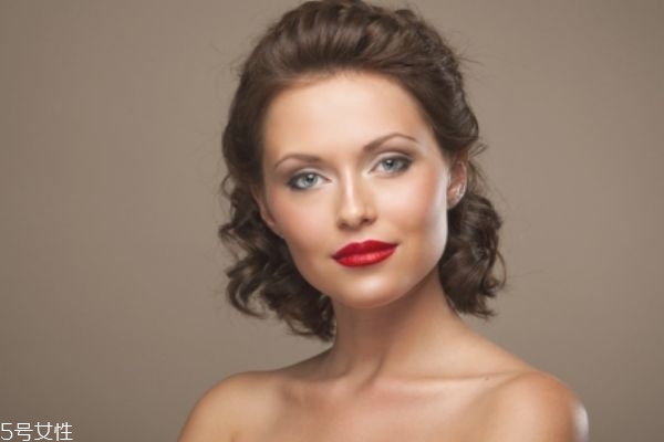 潤唇膏可以天天用嗎 唇膏的使用須知 潤唇膏可以天天用嗎 唇膏的使用須知