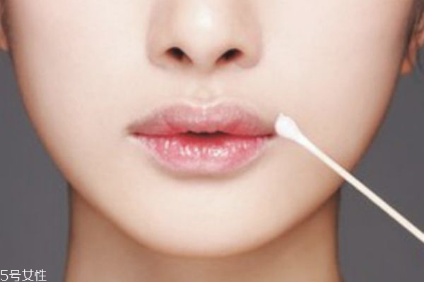 潤唇膏可以天天用嗎 唇膏的使用須知 潤唇膏可以天天用嗎 唇膏的使用須知