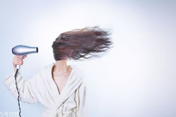 經(jīng)常用吹風(fēng)機(jī)吹頭發(fā)好嗎 會(huì)傷頭發(fā)嗎 經(jīng)常用吹風(fēng)機(jī)吹頭發(fā)好嗎 會(huì)傷頭發(fā)嗎