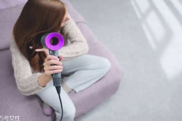 經(jīng)常用吹風(fēng)機(jī)吹頭發(fā)好嗎 會(huì)傷頭發(fā)嗎 經(jīng)常用吹風(fēng)機(jī)吹頭發(fā)好嗎 會(huì)傷頭發(fā)嗎