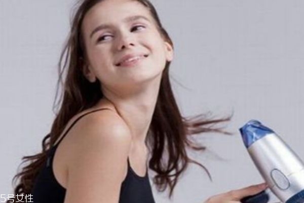 吹風(fēng)機(jī)會(huì)把頭發(fā)吹干燥嗎 怎么正確吹頭發(fā) 吹風(fēng)機(jī)會(huì)把頭發(fā)吹干燥嗎 怎么正確吹頭發(fā)