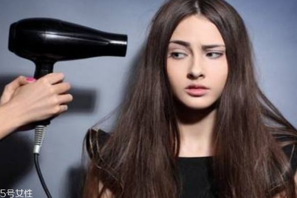 吹風(fēng)機會把頭發(fā)吹干燥嗎 怎么正確吹頭發(fā) 吹風(fēng)機會把頭發(fā)吹干燥嗎 怎么正確吹頭發(fā)