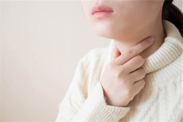 喉嚨總感覺有東西堵著怎么回事 醫(yī)師教5招護喉 喉嚨總感覺有東西堵著怎么回事 醫(yī)師教5招護喉