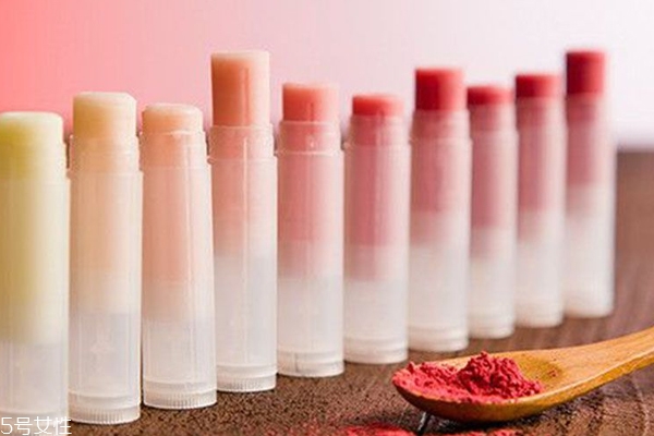 潤唇膏怎么用效果好 不是左右涂抹就好 潤唇膏怎么用效果好 不是左右涂抹就好