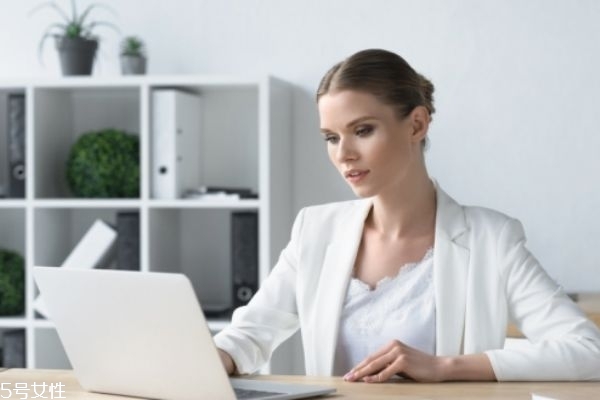 蒸臉器可以用自來水嗎 蒸臉器中加什么水最好 蒸臉器可以用自來水嗎 蒸臉器中加什么水最好