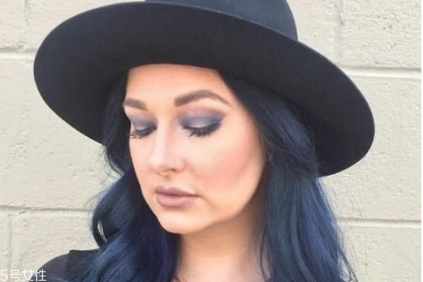 藍(lán)黑色頭發(fā)怎么染 藍(lán)黑色頭發(fā)配方 藍(lán)黑色頭發(fā)怎么染 藍(lán)黑色頭發(fā)配方