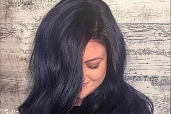 藍(lán)黑色頭發(fā)怎么染 藍(lán)黑色頭發(fā)配方 藍(lán)黑色頭發(fā)怎么染 藍(lán)黑色頭發(fā)配方