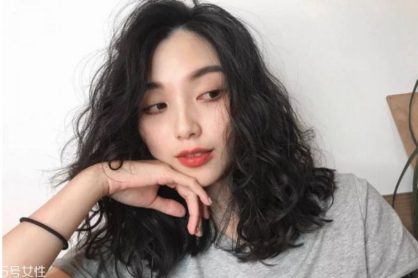 泡面卷發(fā)型怎么弄 自然泡面頭發(fā)型圖片 泡面卷發(fā)型怎么弄 自然泡面頭發(fā)型圖片