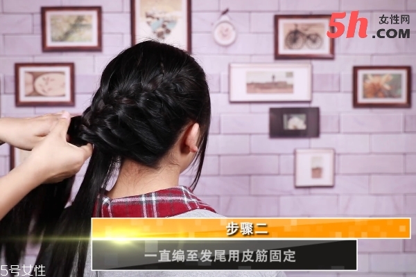 法式側(cè)蜈蚣辮盤發(fā)教程 法式側(cè)蜈蚣辮盤發(fā)教程