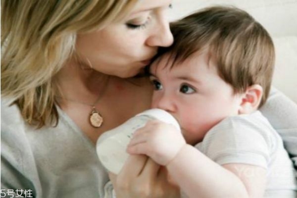 嬰兒喝奶粉過敏了怎么辦有哪些癥狀 嬰兒喝奶粉過敏了怎么辦有哪些癥狀