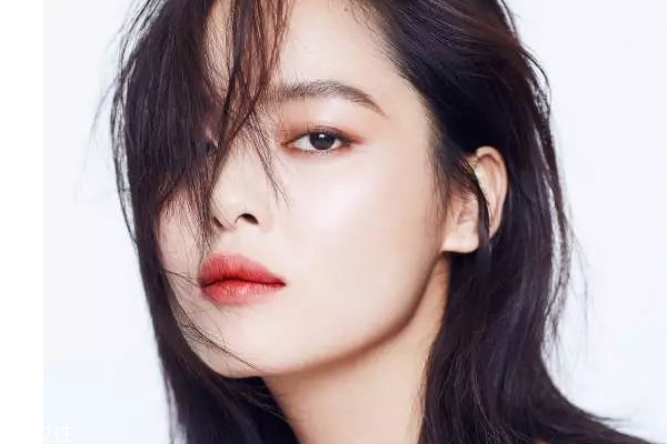 化妝臉干卡粉怎么辦 需要二次保濕 化妝臉干卡粉怎么辦 需要二次保濕