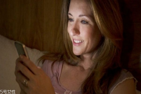 晚上玩手機(jī)開燈好還是不開燈好 你用對(duì)了嗎 晚上玩手機(jī)開燈好還是不開燈好 你用對(duì)了嗎