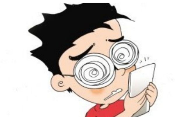 晚上玩手機(jī)開燈好還是不開燈好 你用對(duì)了嗎 晚上玩手機(jī)開燈好還是不開燈好 你用對(duì)了嗎