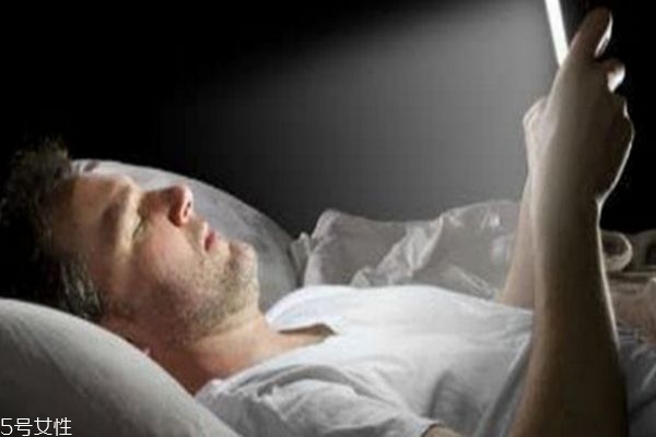 晚上玩手機(jī)開燈好還是不開燈好 你用對(duì)了嗎 晚上玩手機(jī)開燈好還是不開燈好 你用對(duì)了嗎