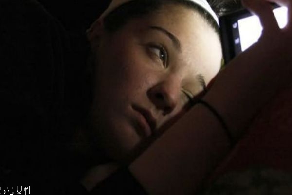 側(cè)躺著玩手機(jī)會(huì)斜視嗎 最好仰著玩手機(jī) 側(cè)躺著玩手機(jī)會(huì)斜視嗎 最好仰著玩手機(jī)