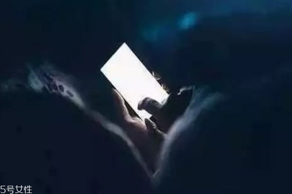 側(cè)躺著玩手機(jī)會(huì)斜視嗎 最好仰著玩手機(jī) 側(cè)躺著玩手機(jī)會(huì)斜視嗎 最好仰著玩手機(jī)