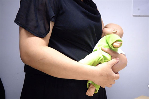 哺乳的正確姿勢(shì) 哺乳的注意事項(xiàng)