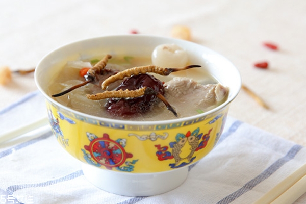 冬蟲夏草是蟲還是草?冬蟲夏草是怎樣形成的 冬蟲夏草是蟲還是草?冬蟲夏草是怎樣形成的