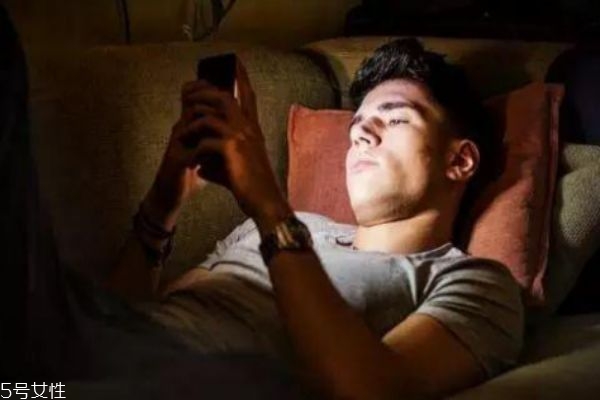 熬夜后補(bǔ)覺有用嗎 熬夜的危害 熬夜后補(bǔ)覺有用嗎 熬夜的危害