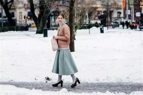 冬天毛衣怎么搭配 時(shí)髦又保暖 冬天毛衣怎么搭配 時(shí)髦又保暖