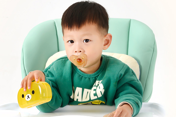 新生兒奶嘴用幾個孔的 1個圓孔適合新生兒 新生兒奶嘴用幾個孔的 1個圓孔適合新生兒