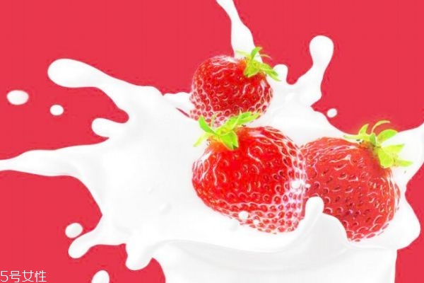 牛奶草莓是牛奶種的嗎 草莓吃多了會(huì)上火嗎 牛奶草莓是牛奶種的嗎 草莓吃多了會(huì)上火嗎