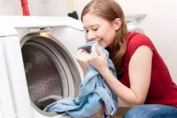 發(fā)黃襯衣怎么洗 教你兩招讓你穿上干凈白襯衣 發(fā)黃襯衣怎么洗 教你兩招讓你穿上干凈白襯衣