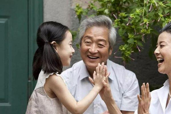 孩子該不該給老人帶 3類老人適合帶孩子 孩子該不該給老人帶 3類老人適合帶孩子