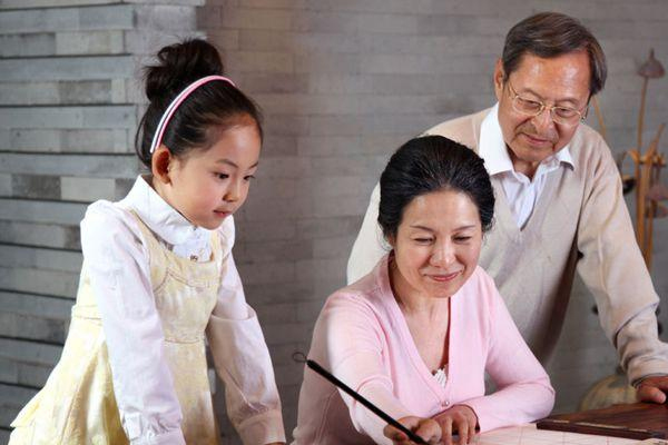 孩子該不該給老人帶 3類老人適合帶孩子 孩子該不該給老人帶 3類老人適合帶孩子