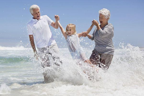 孩子該不該給老人帶 3類老人適合帶孩子 孩子該不該給老人帶 3類老人適合帶孩子