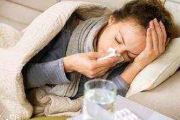 喉嚨痛是風(fēng)熱還是風(fēng)寒感冒 風(fēng)熱和風(fēng)寒感冒癥狀 喉嚨痛是風(fēng)熱還是風(fēng)寒感冒 風(fēng)熱和風(fēng)寒感冒癥狀