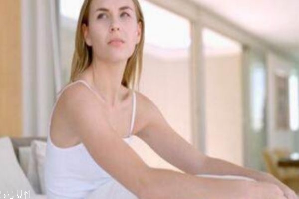 喉嚨痛是風(fēng)熱還是風(fēng)寒感冒 風(fēng)熱和風(fēng)寒感冒癥狀 喉嚨痛是風(fēng)熱還是風(fēng)寒感冒 風(fēng)熱和風(fēng)寒感冒癥狀