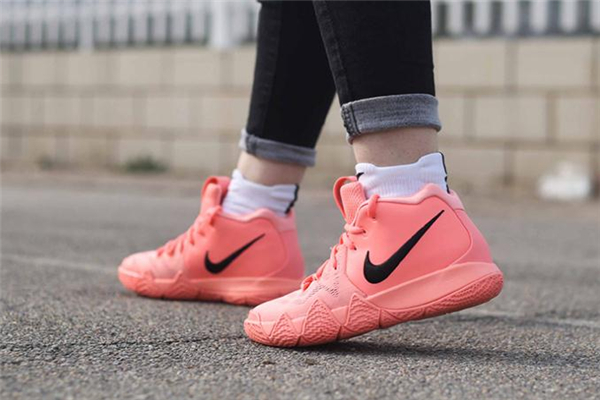 訓(xùn)練鞋和跑步鞋的區(qū)別 有很大不同 訓(xùn)練鞋和跑步鞋的區(qū)別 有很大不同