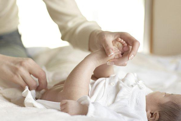 嬰兒晚上用幾個紙尿褲 根據(jù)年齡來定 嬰兒晚上用幾個紙尿褲 根據(jù)年齡來定