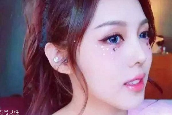 圣誕亮片妝怎么畫(huà) 圣誕眼妝怎么畫(huà) 圣誕亮片妝怎么畫(huà) 圣誕眼妝怎么畫(huà)