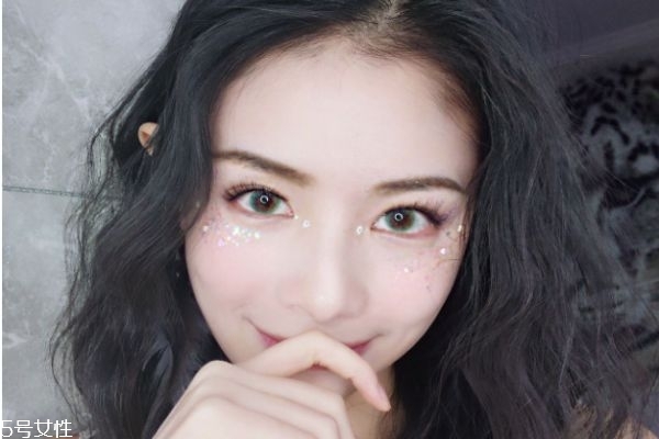 亮片妝怎么畫才好看 亮片妝教程 亮片妝怎么畫才好看 亮片妝教程