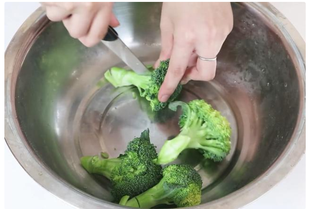 西蘭花里的蟲子怎么辦 一招清洗蟲卵全出來 西蘭花里的蟲子怎么辦 一招清洗蟲卵全出來