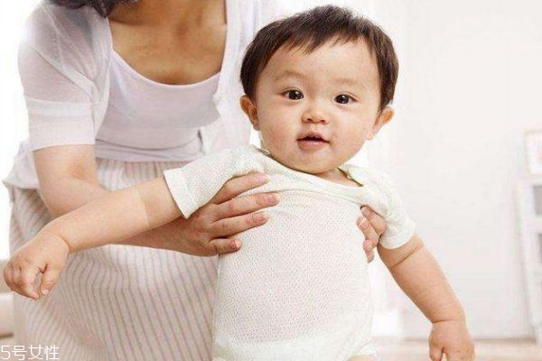 寶寶走路像鴨子 寶寶墊著腳尖走 寶寶走路像鴨子 寶寶墊著腳尖走