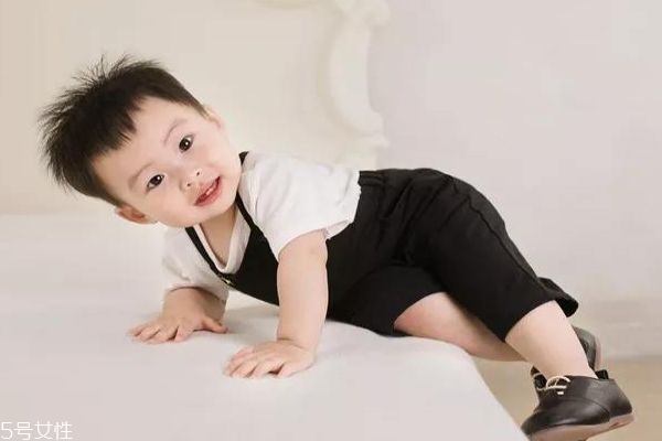 寶寶幾歲會(huì)走 不要牽著寶寶走路 寶寶幾歲會(huì)走 不要牽著寶寶走路