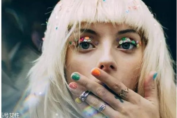 亮片妝怎么畫才好看 亮片妝教程 亮片妝怎么畫才好看 亮片妝教程