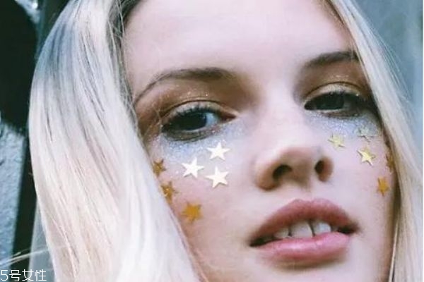 亮片妝怎么畫才好看 亮片妝教程 亮片妝怎么畫才好看 亮片妝教程