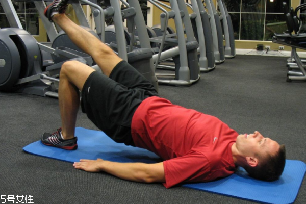 骨盆前傾的日常矯正 6個(gè)動作在家就可以練起來 骨盆前傾的日常矯正 6個(gè)動作在家就可以練起來