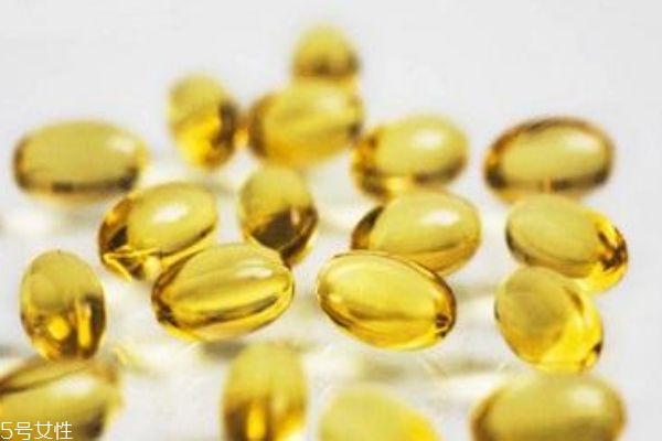 滿月的寶寶能吃魚肝油嗎 可以吃的 滿月的寶寶能吃魚肝油嗎 可以吃的