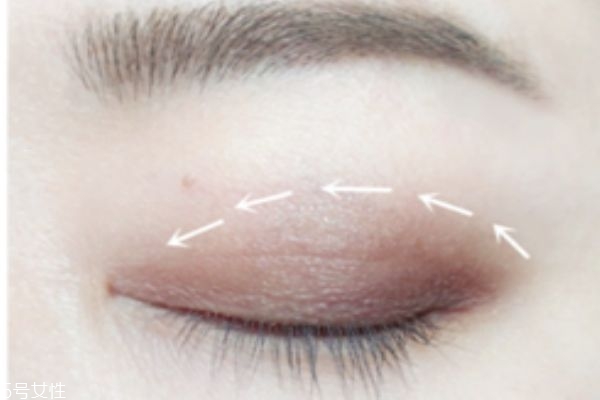 梅子色眼影怎么畫 梅子色眼影畫法 梅子色眼影怎么畫 梅子色眼影畫法