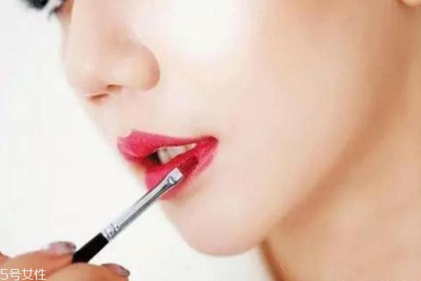 怎么用唇刷涂口紅 涂口紅的方法 怎么用唇刷涂口紅 涂口紅的方法