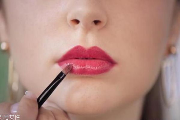 怎么用唇刷涂口紅 涂口紅的方法 怎么用唇刷涂口紅 涂口紅的方法